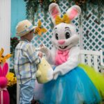 Foto junto al Conejito de Pascua  - Plaza del Caribe