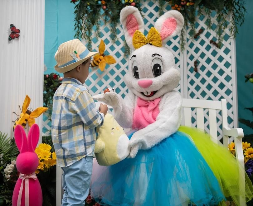 Foto junto al Conejito de Pascua  - Plaza del Caribe
