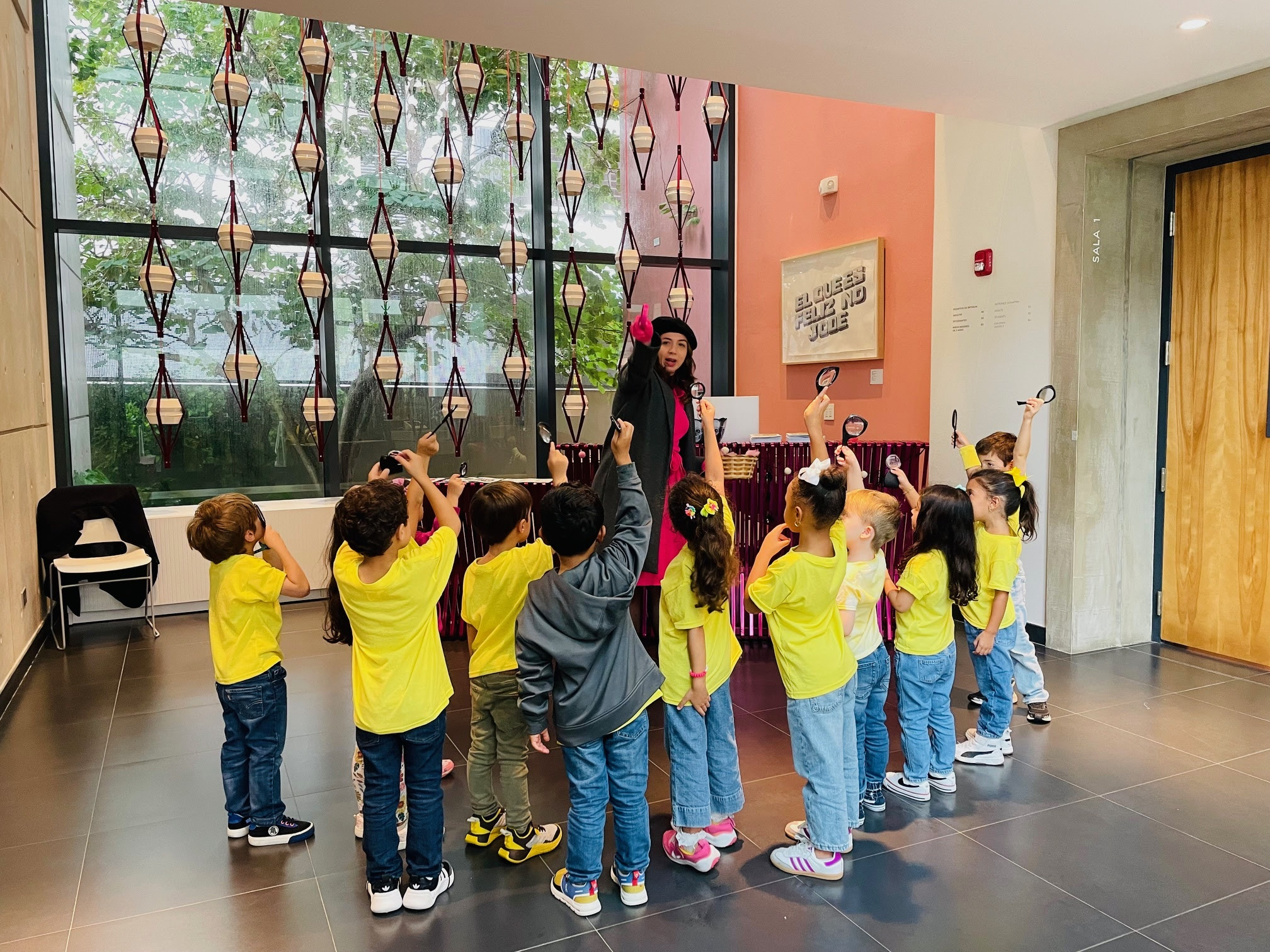 La  Detective MADMi y su aventura en el Teatro de Títeres - MADMi